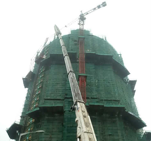 长汀吊车在工地上作业